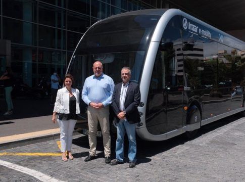 Titsa prueba dos vehículos eléctricos de 12 y 18 metros para conocer sus resultados en las líneas de la isla