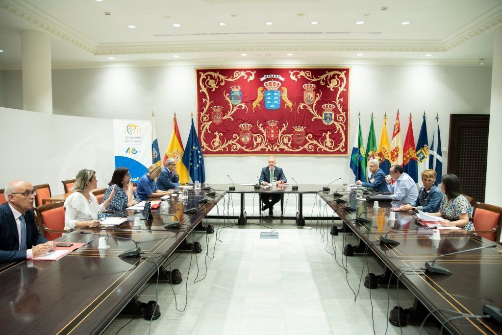 El Gobierno informa favorablemente la propuesta del Parlamento canario ante las Cortes sobre el comercio triangular
