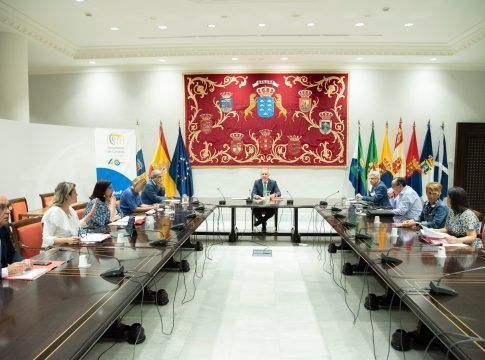 El Gobierno informa favorablemente la propuesta del Parlamento canario ante las Cortes sobre el comercio triangular