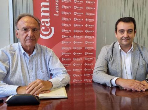 El presidente de la Cámara de Lanzarote se reúne con el senador y los colegios profesionales