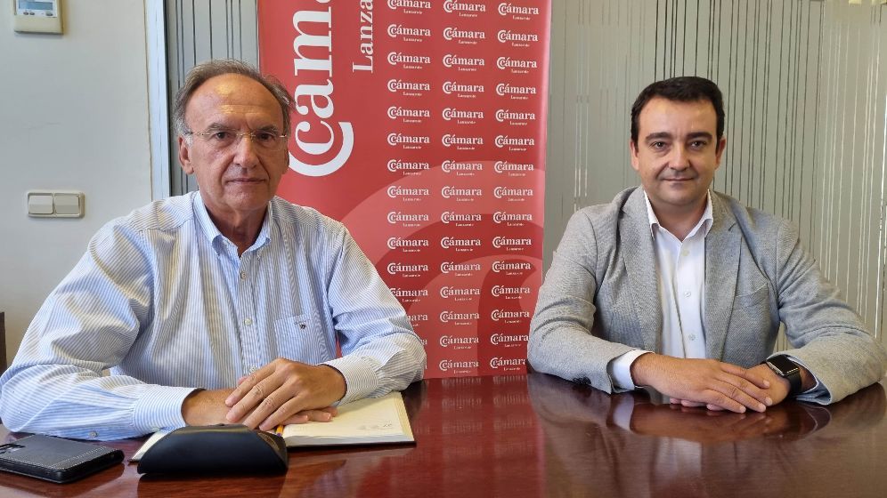 El presidente de la Cámara de Lanzarote se reúne con el senador y los colegios profesionales