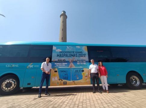 Una guagua de GLOBAL promociona la 30 edición de la Universidad de Verano de Maspalomas