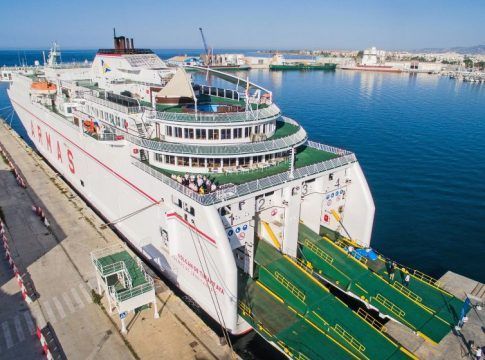 Naviera Armas Trasmediterránea programa viajes extraordinarios en la línea Motril-Al Hoceima