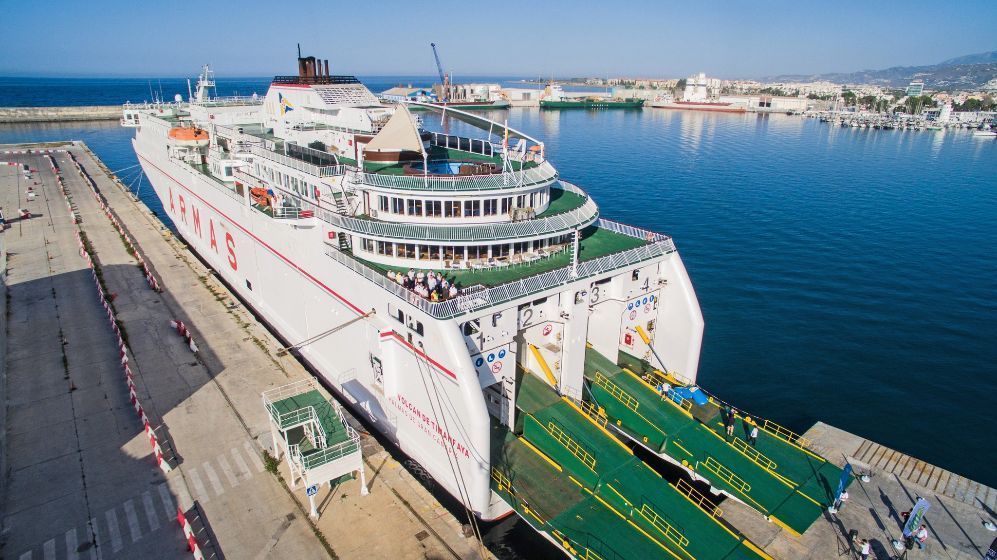 Naviera Armas Trasmediterránea programa viajes extraordinarios en la línea Motril-Al Hoceima