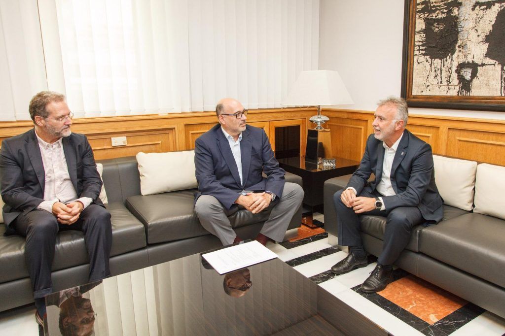 El presidente de Canarias recibe al presidente ejecutivo de Telefónica España