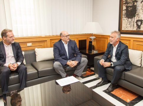 El presidente de Canarias recibe al presidente ejecutivo de Telefónica España