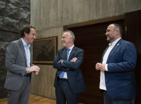 Torres y Valbuena se reúnen con el Comisionado para el Impulso de la Energía Sostenible en Sistemas Insulares