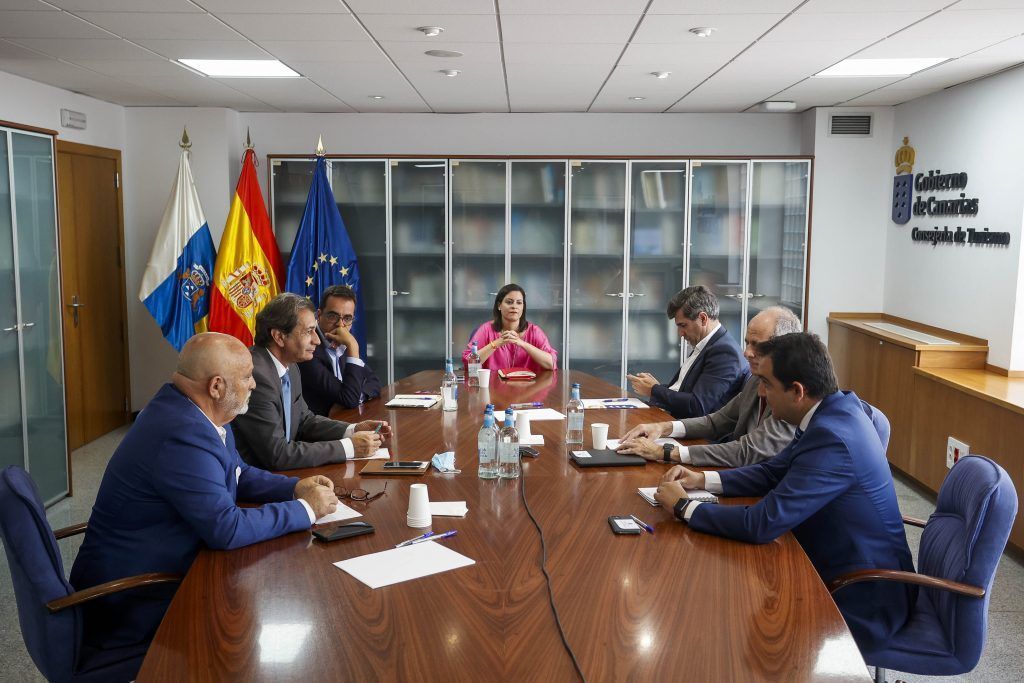 Yaiza Castilla aborda con las cuatro cámaras de comercio canarias los asuntos con los que afrontan nuevo mandato