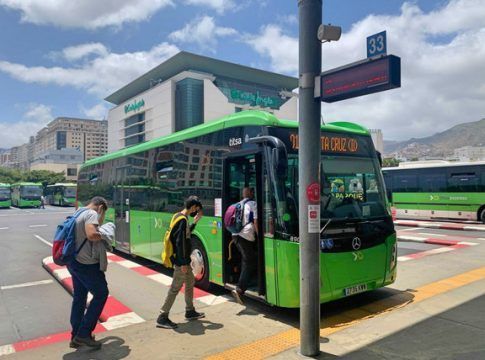La rebaja del transporte público incrementará el uso habitual de guaguas y tranvías en más de un 10%