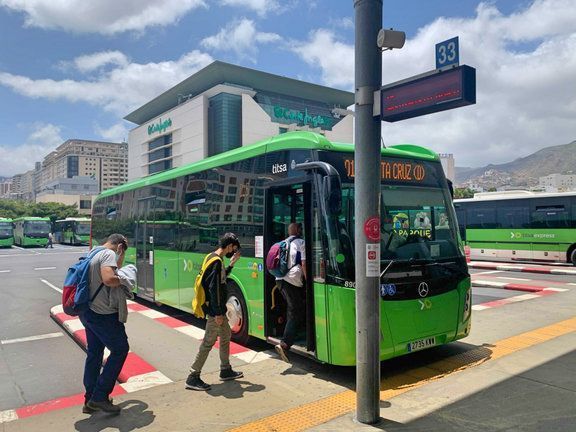 La rebaja del transporte público incrementará el uso habitual de guaguas y tranvías en más de un 10%