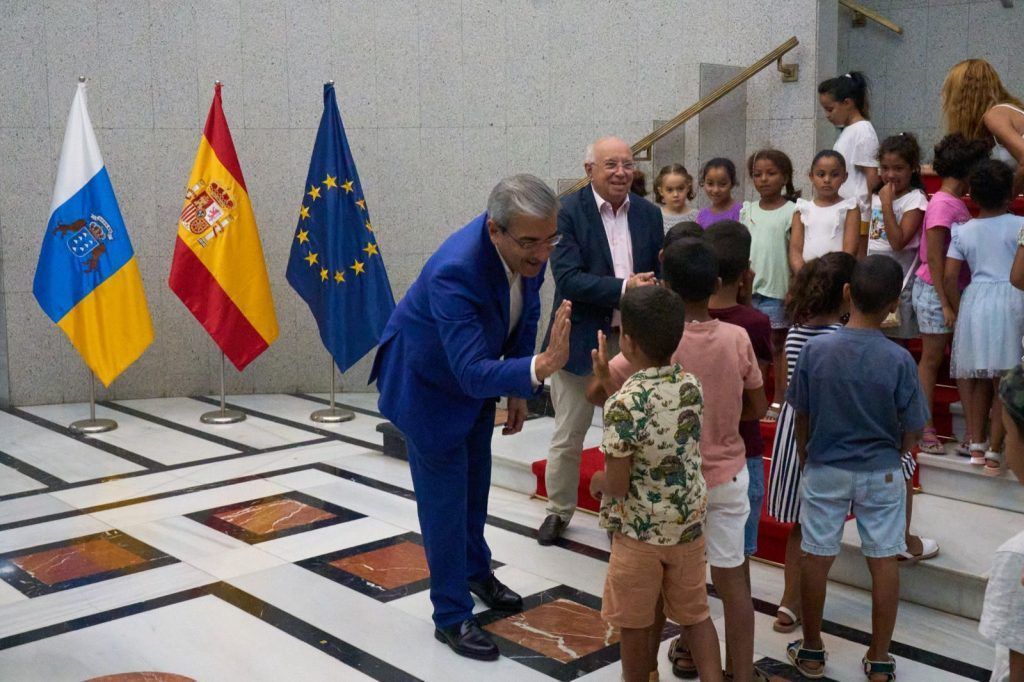 Román Rodríguez traslada a niños saharauis el apoyo de Canaria