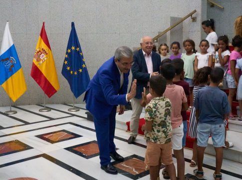 Román Rodríguez traslada a niños saharauis el apoyo de Canaria