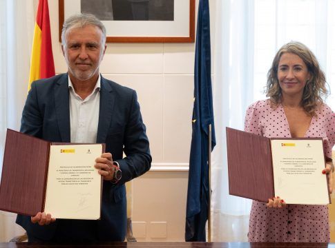 Torres y la ministra firman el protocolo que eleva la bonificación al transporte colectivo hasta el 50%