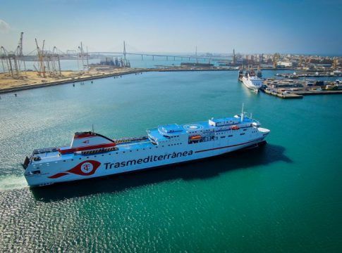 Naviera Armas Trasmediterránea ofrece ocho conexiones mensuales desde Cádiz y Huelva a Canarias