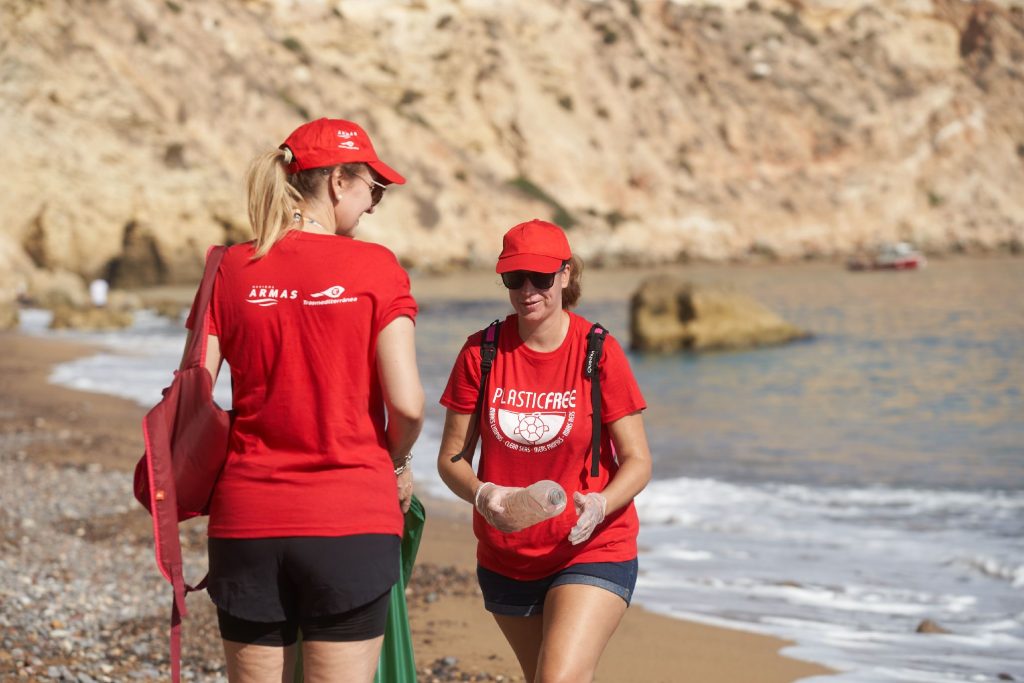 <strong>Naviera Armas Trasmediterránea se suma a la limpieza de fondos marinos en Melilla</strong> 