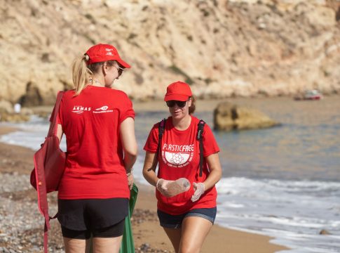 <strong>Naviera Armas Trasmediterránea se suma a la limpieza de fondos marinos en Melilla</strong> 