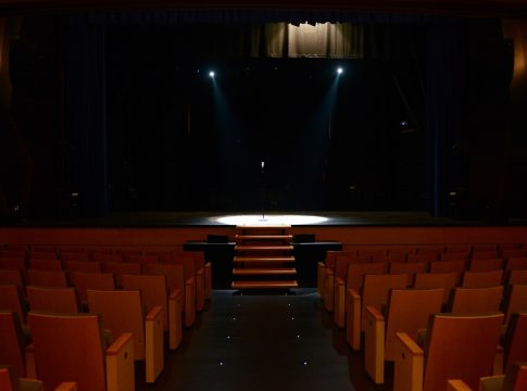 ‘El extranjero’, de Albert Camus, a juicio en Gran Canaria y Tenerife