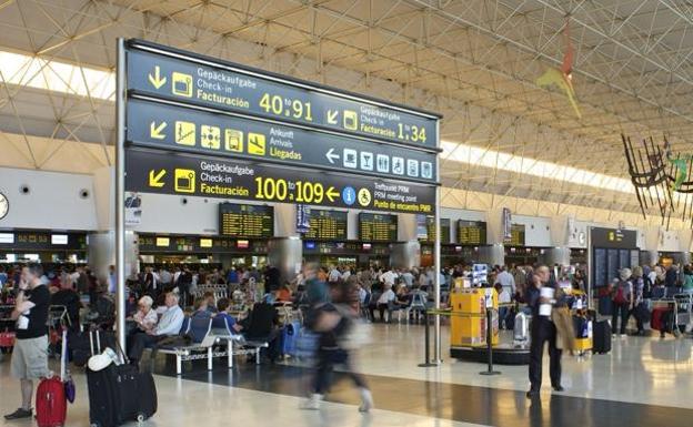 Los aeropuertos canarios cierran agosto con casi 4 millones de pasajeros, un 1,3% más que en el mismo mes de 2019