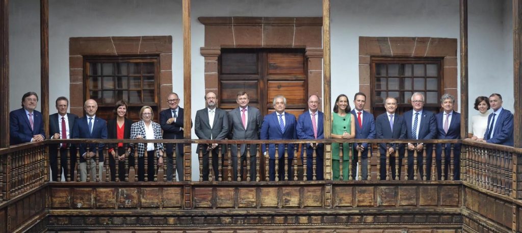 Notarios voluntarios elaboran más de mil actas de damnificados por el volcán