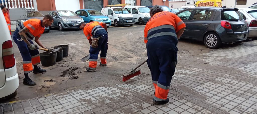 'Hermine' deja casi 700 incidencias en las dos capitales canarias 