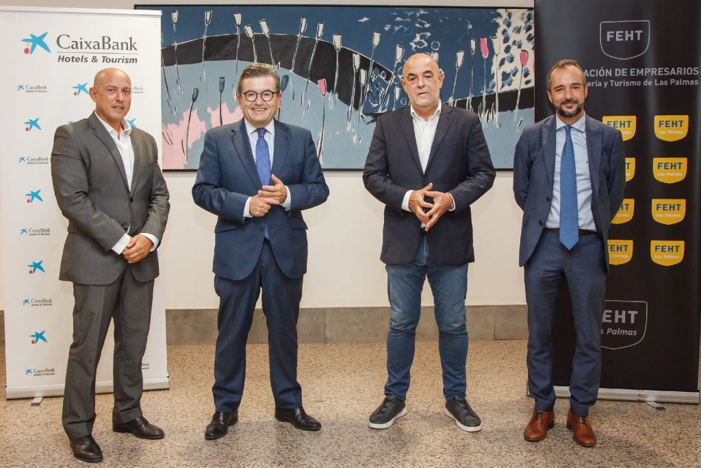 CaixaBank y la FEHT sellan un acuerdo de colaboración para potenciar la competitividad del sector turístico