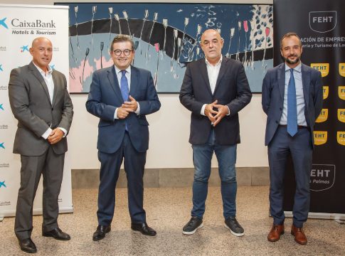 CaixaBank y la FEHT sellan un acuerdo de colaboración para potenciar la competitividad del sector turístico