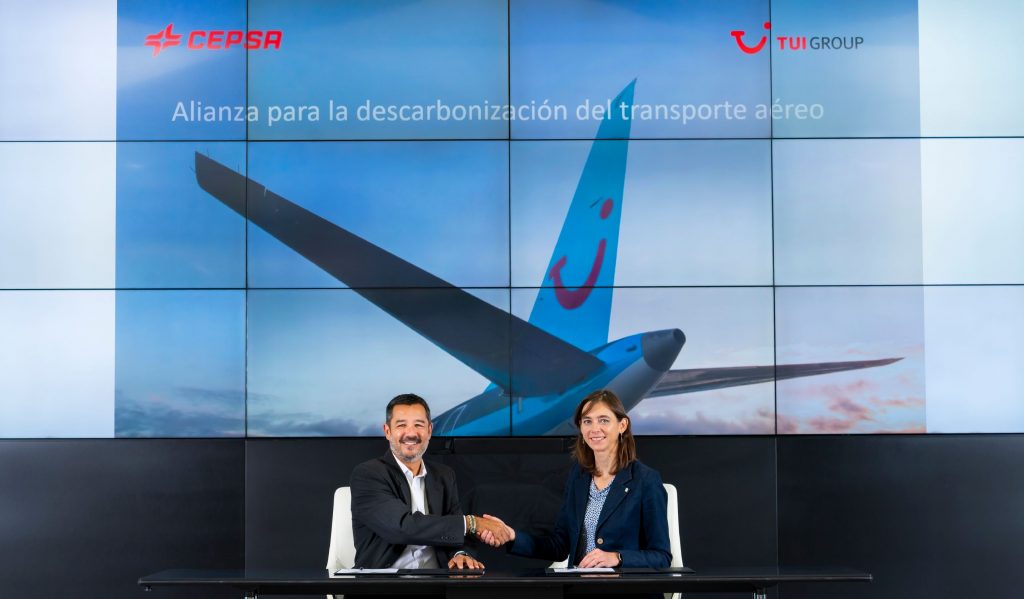 TUI y Cepsa se unen para descarbonizar el transporte aéreo