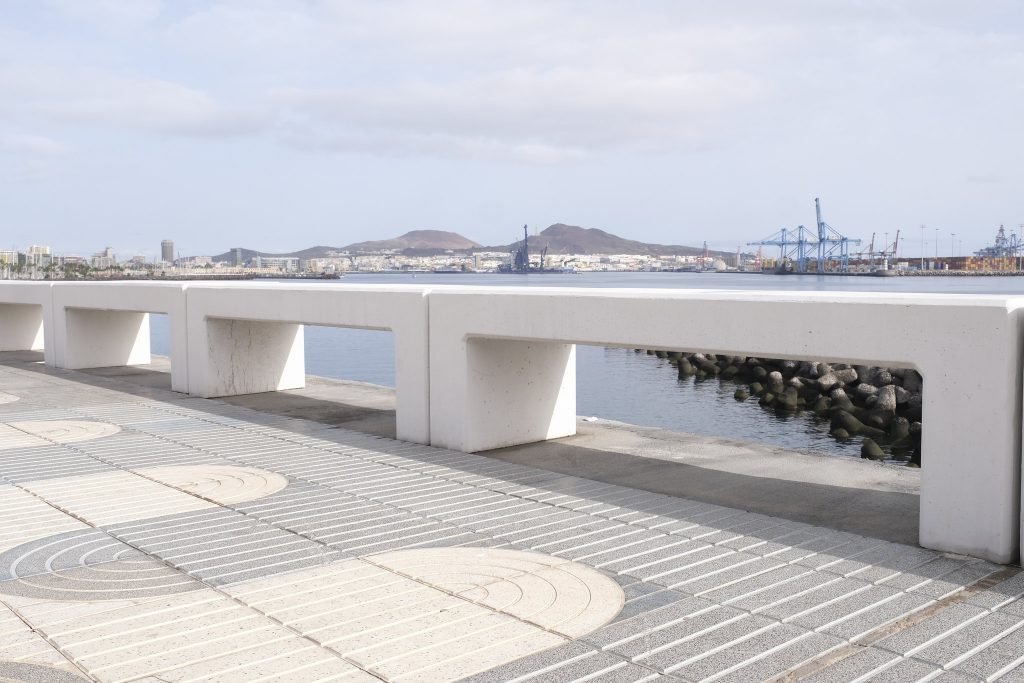 La Avenida Marítima de Las Palmas de Gran Canaria estrena 942 bancos financiados con cerca de 700.000 euros del Plan de Cooperación del Cabildo de Gran Canaria