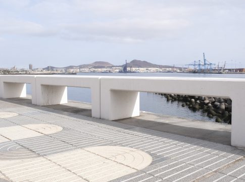 La Avenida Marítima de Las Palmas de Gran Canaria estrena 942 bancos financiados con cerca de 700.000 euros del Plan de Cooperación del Cabildo de Gran Canaria