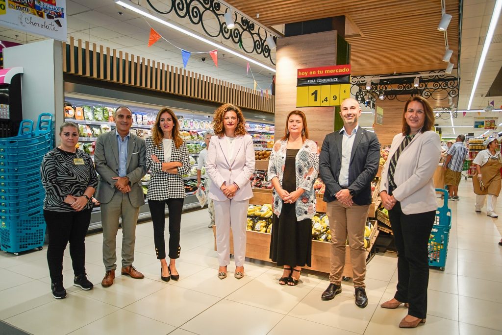 La tienda HiperDino de Ingenio recibe la visita de la primera teniente de alcalde del municipio