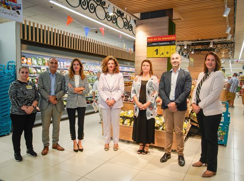 La tienda HiperDino de Ingenio recibe la visita de la primera teniente de alcalde del municipio
