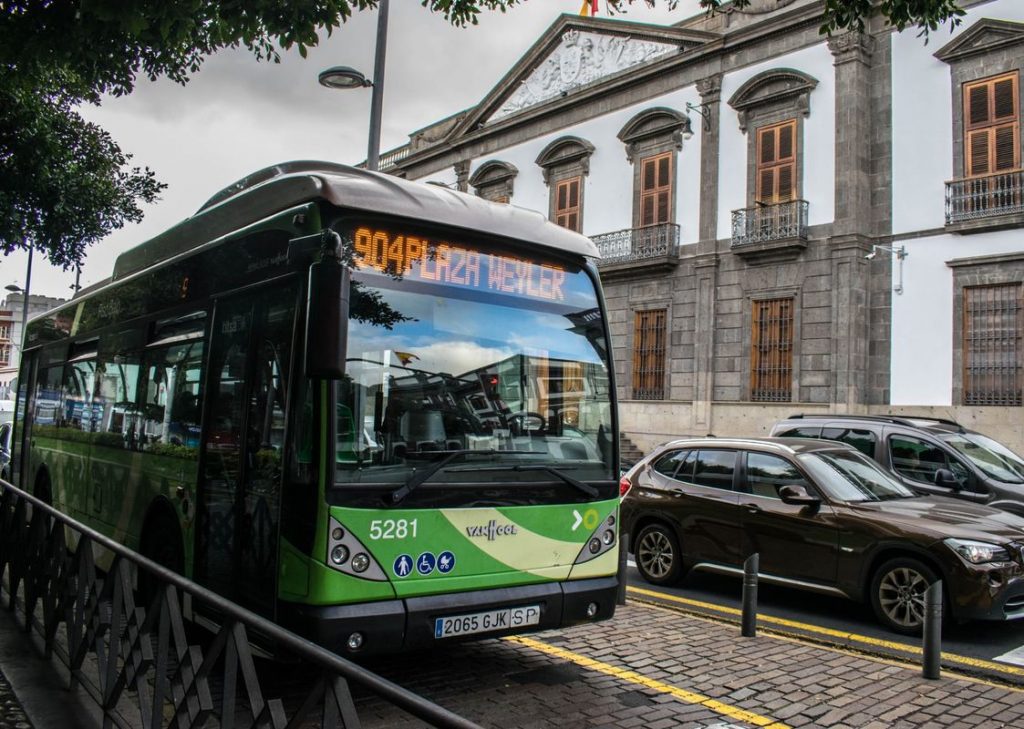 Santa Cruz de Tenerife invierte 144.000 euros al año en bonos de guaguas para personas vulnerables