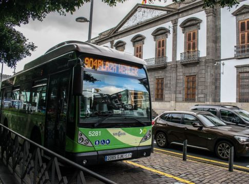 Santa Cruz de Tenerife invierte 144.000 euros al año en bonos de guaguas para personas vulnerables