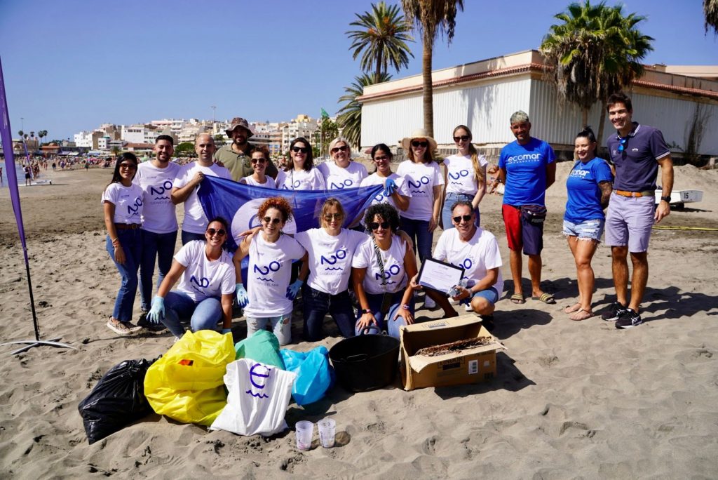<strong>Quirónsalud colabora con la Fundación Ecomar en la limpieza de playas en Arona</strong>