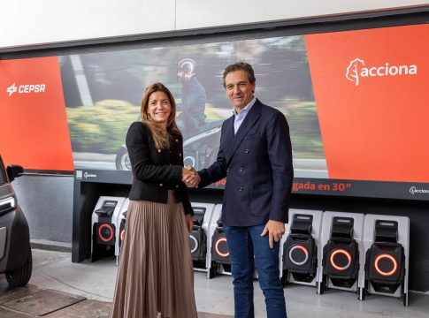 <strong>ACCIONA y Cepsa se alían para impulsar la movilidad sostenible mediante una red de intercambiadores de baterías</strong>