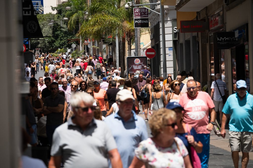 Las mujeres trabajan gratis siete días al año en Canarias