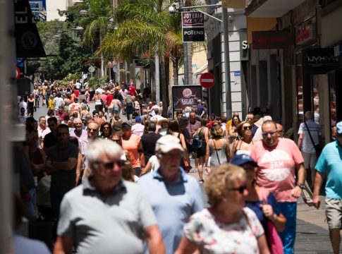 Las mujeres trabajan gratis siete días al año en Canarias