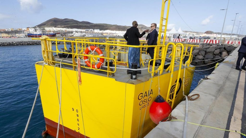 Una empresa noruega prueba en aguas canarias un prototipo de desaladora flotante movida por la energía de las olas