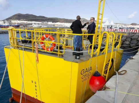 Una empresa noruega prueba en aguas canarias un prototipo de desaladora flotante movida por la energía de las olas