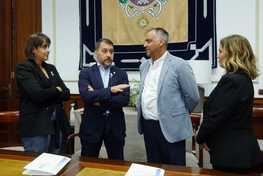 Santa Cruz de Tenerife e HiperDino firman el convenio para la gestión de las tarjetas de alimentos