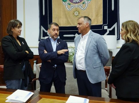 Santa Cruz de Tenerife e HiperDino firman el convenio para la gestión de las tarjetas de alimentos