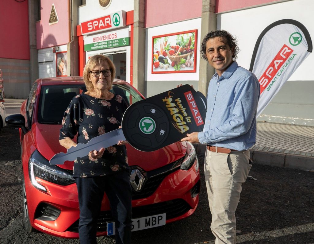 SPAR Gran Canaria celebra la Navidad entregando un coche Renault Clio Hybrid y un cheque por calor de la compra de un año