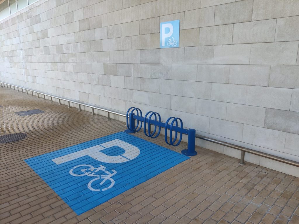 El Aeropuerto de Fuerteventura inaugura tres nuevas zonas de aparcamiento para bicicletas