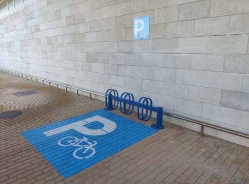 El Aeropuerto de Fuerteventura inaugura tres nuevas zonas de aparcamiento para bicicletas