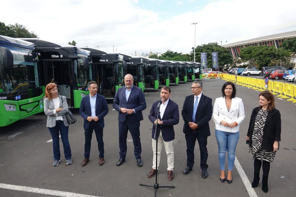 Santa Cruz de Tenerife presenta las nuevas guaguas que mejoran un servicio más eficiente y sostenible