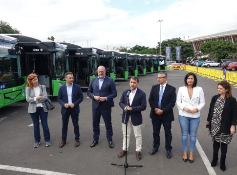 Santa Cruz de Tenerife presenta las nuevas guaguas que mejoran un servicio más eficiente y sostenible