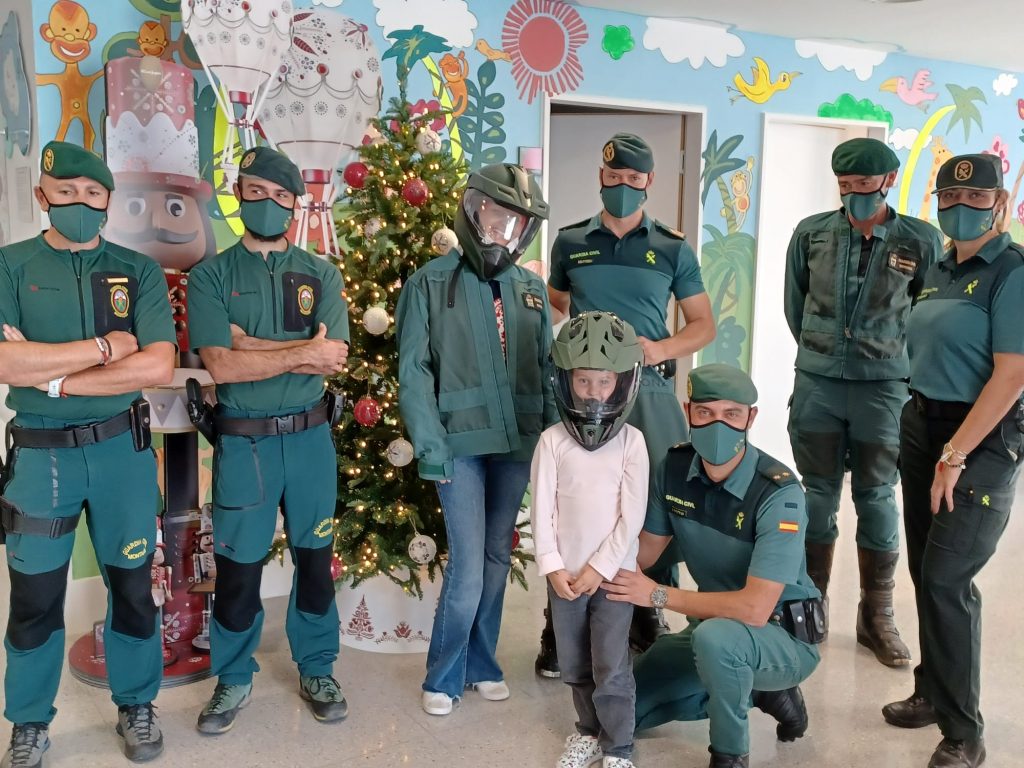 Los niños de los hospitales públicos tinerfeños reciben la visita de la Guardia Civil