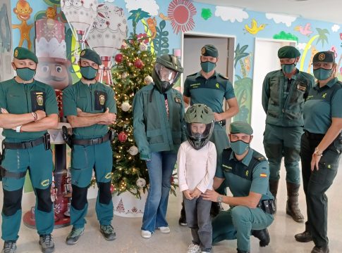 Los niños de los hospitales públicos tinerfeños reciben la visita de la Guardia Civil