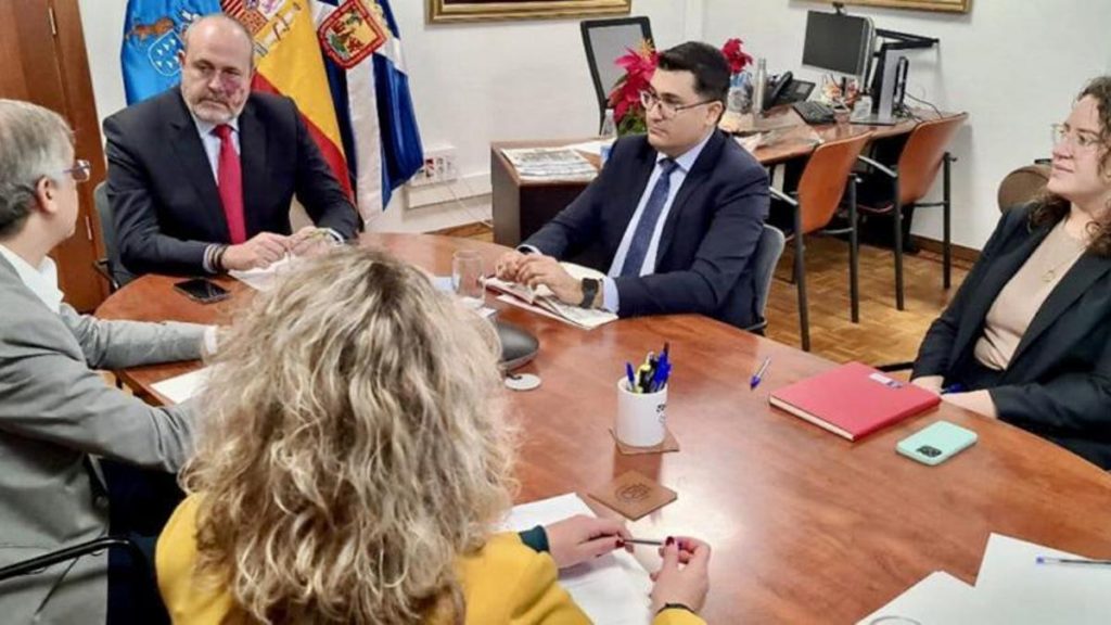 Los cabildos de Gran Canaria y Tenerife negociarán juntos la compra de combustible para el transporte público y el despliegue del hidrógeno