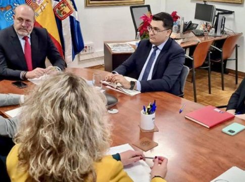 Los cabildos de Gran Canaria y Tenerife negociarán juntos la compra de combustible para el transporte público y el despliegue del hidrógeno